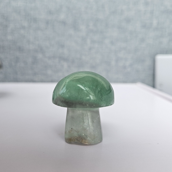 Mini flourite mushroom carving crystal - Picture 1 of 4